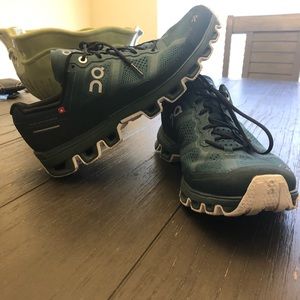 On Cloud Shoe in Teal. Men’s 7 or Women’s 8.5 Cloudventure mission grip